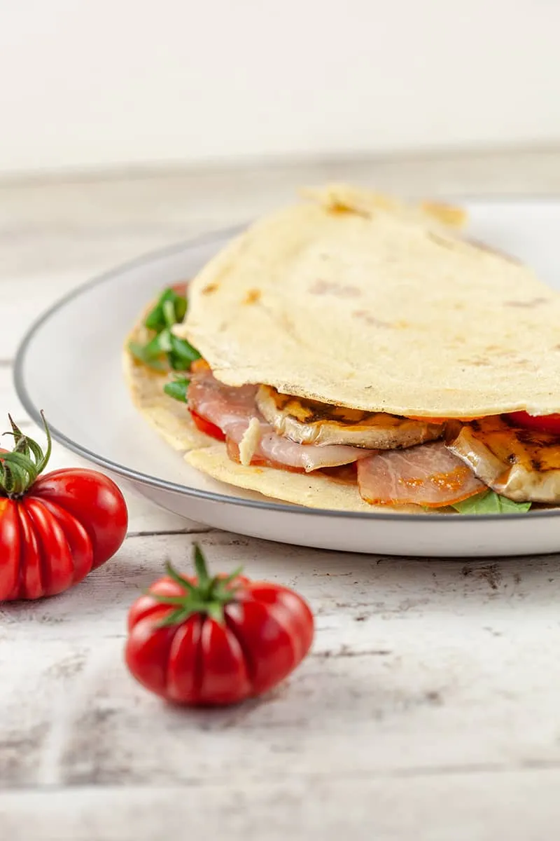 Piadina with tomato and grilled eggplant