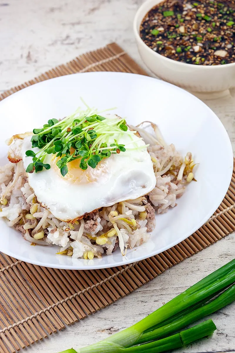Soybean sprouts bibimbap