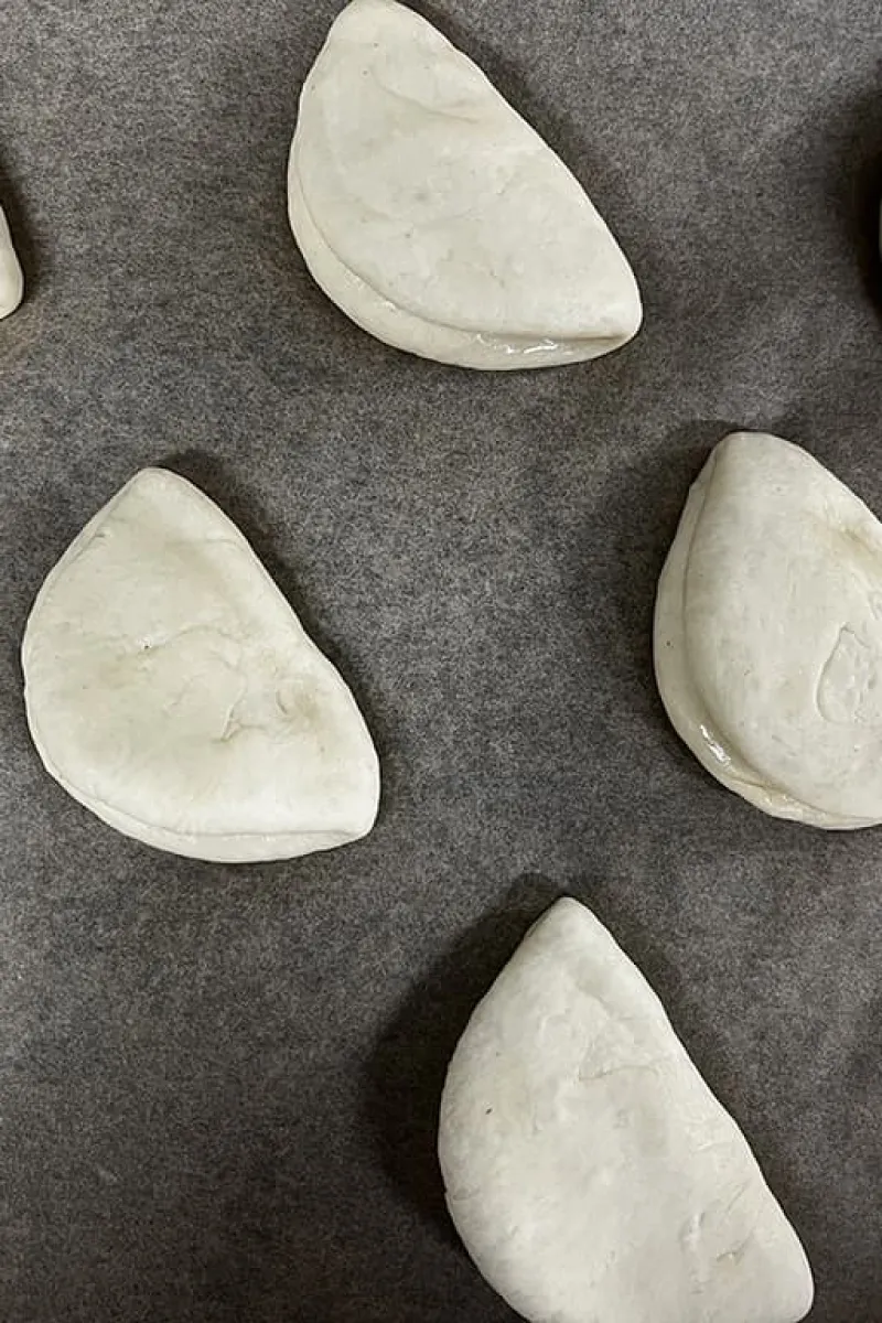 Making Dutch vanilla cream rolls - step 4
