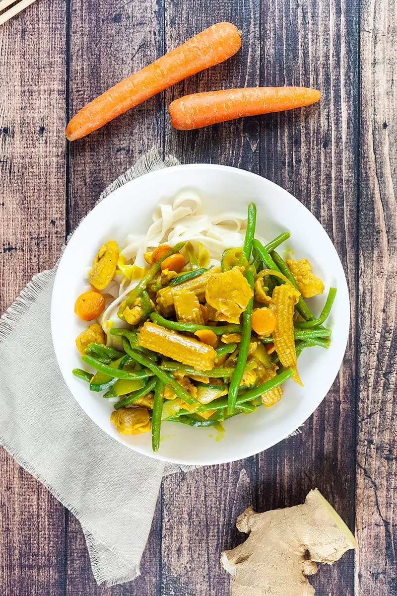 Stir-fried chicken in turmeric-coconut sauce