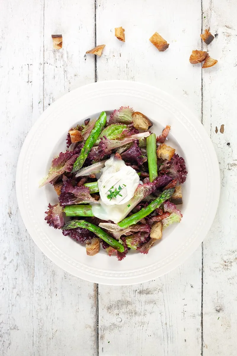 Green asparagus and baked goat cheese salad