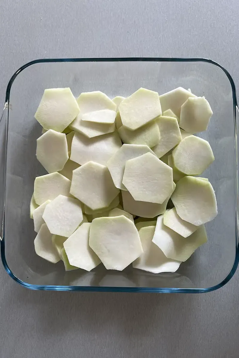 Making kohlrabi casserole - step 1