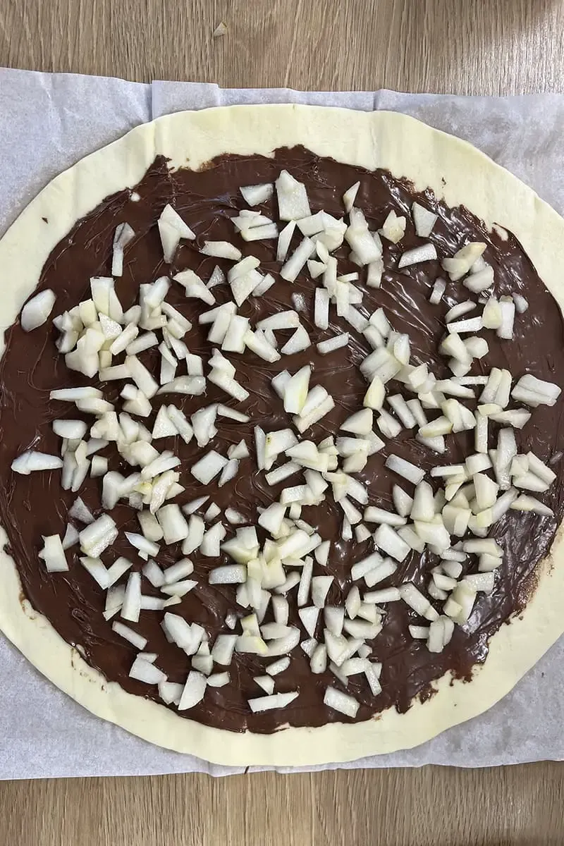 Making pear and Nutella tear-and-share pie - step 1