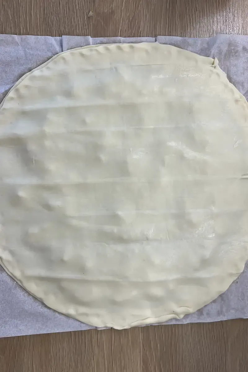 Making pear and Nutella tear-and-share pie - step 2