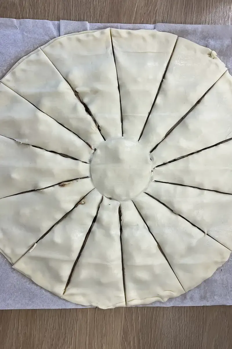 Making pear and Nutella tear-and-share pie - step 3