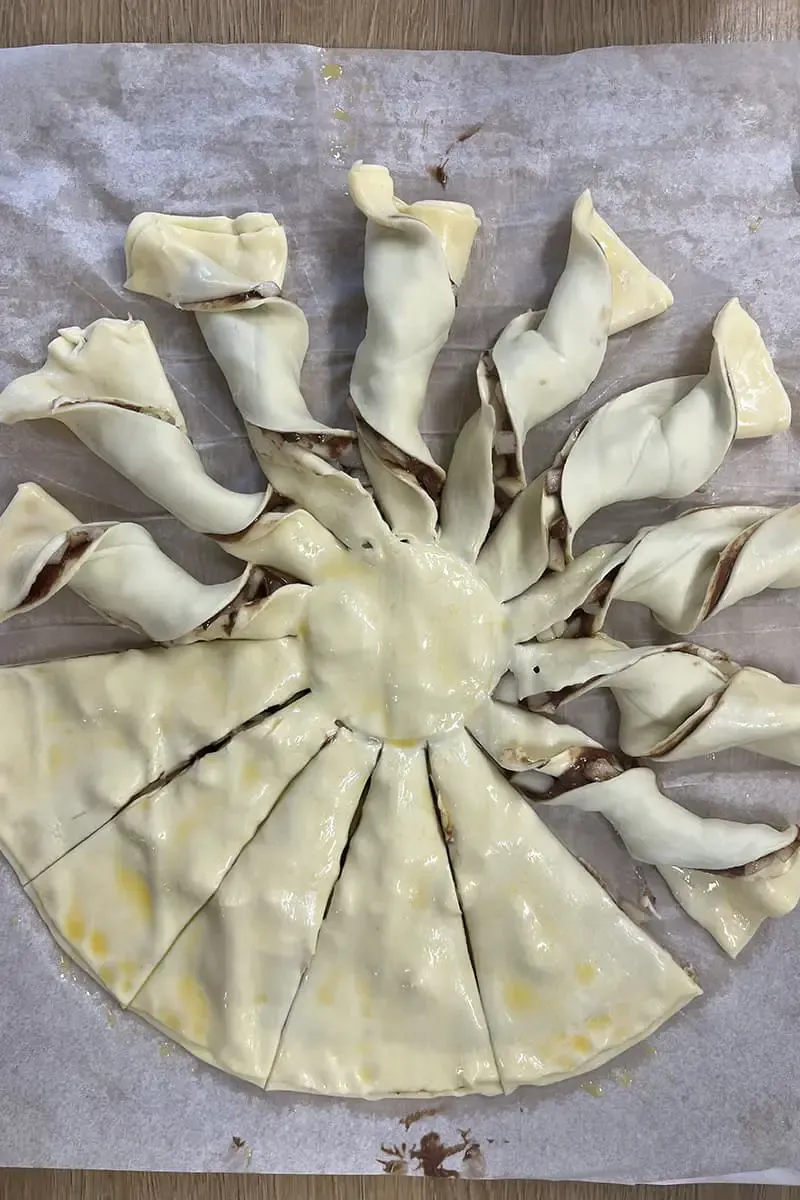 Making pear and Nutella tear-and-share pie - step 4