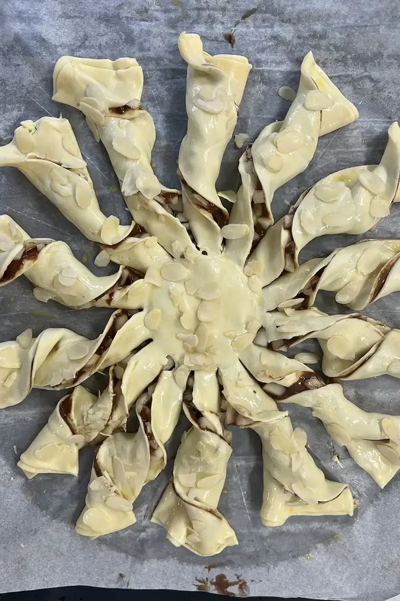 Making pear and Nutella tear-and-share pie - step 5