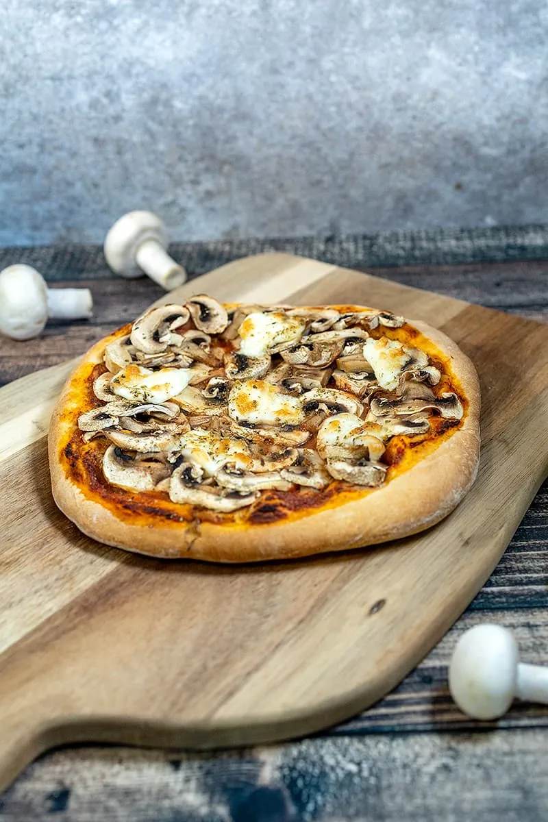 Pizza funghi (mushroom pizza)