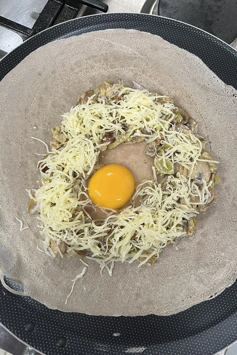 Galette with mushrooms and leeks preparation