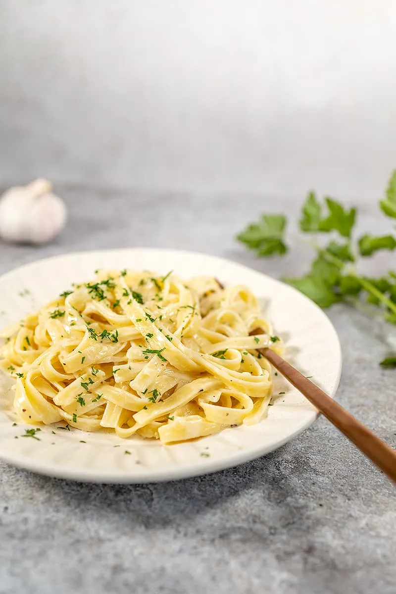 Creamy garlic pasta - easy weeknight meal