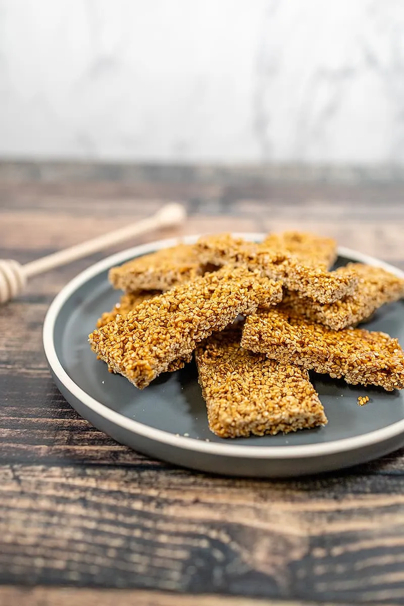 Honey-sesame bars with just 2 ingredients