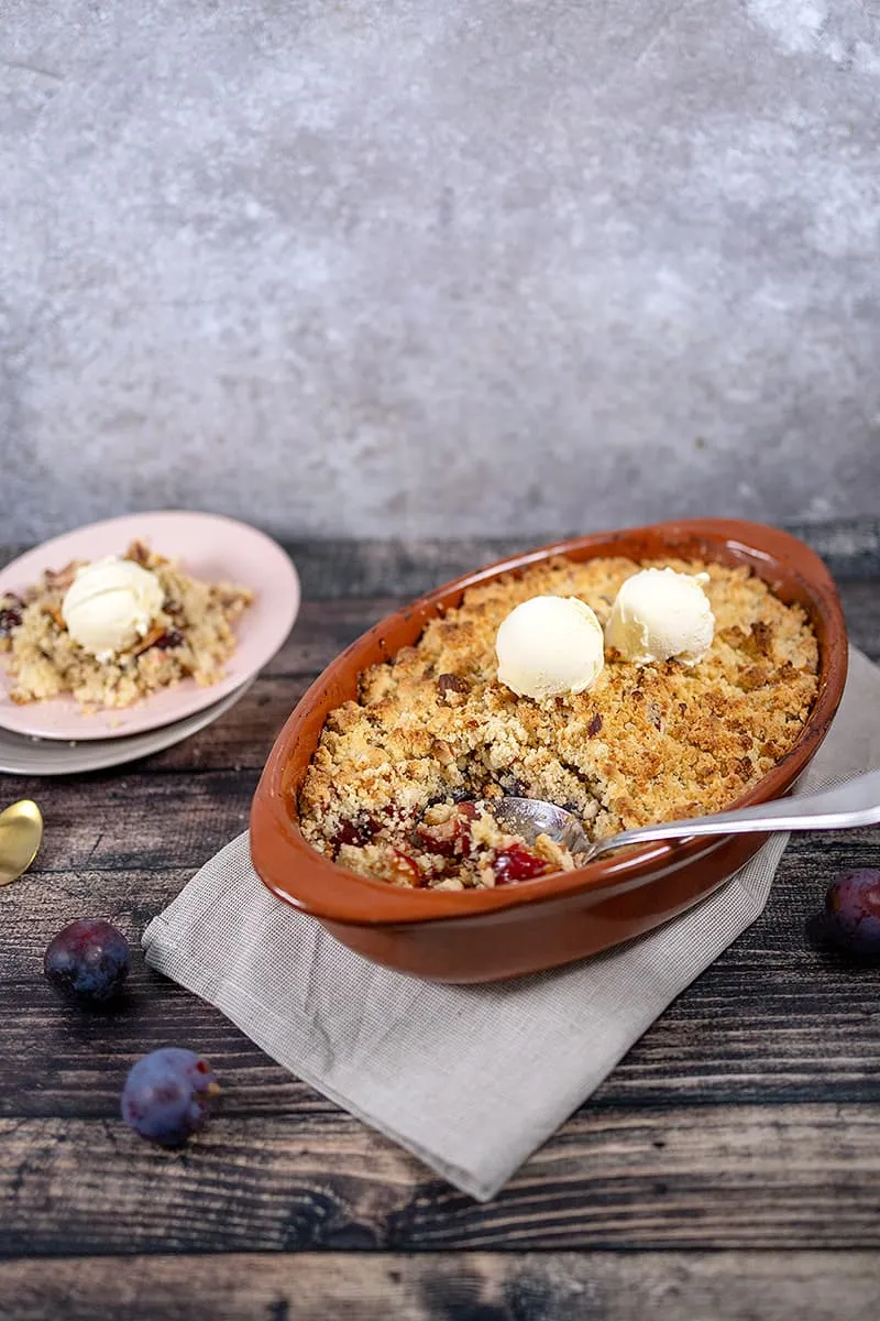Plum crumble - easy dessert with almonds