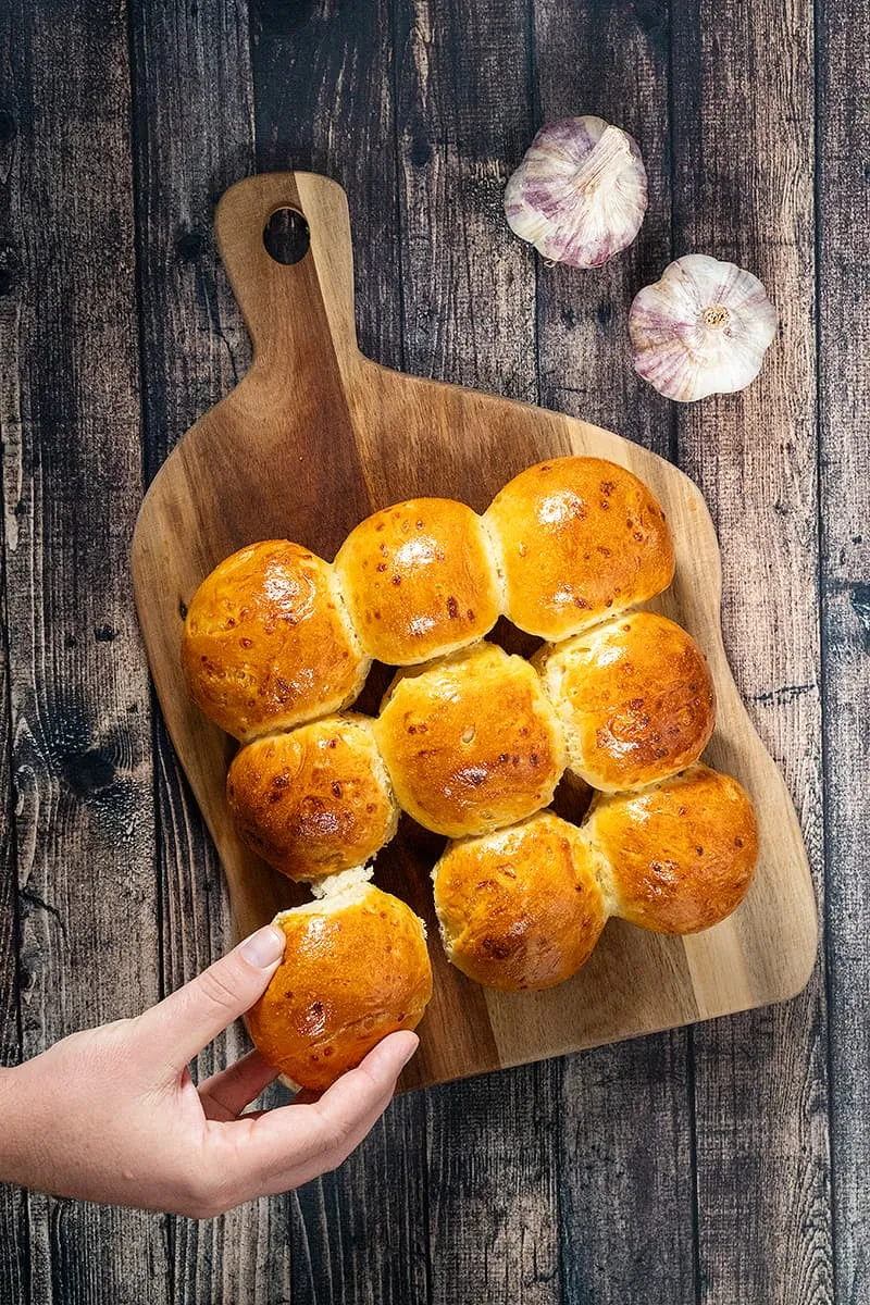 Pull-apart bread with onion and garlic - soft homemade rolls