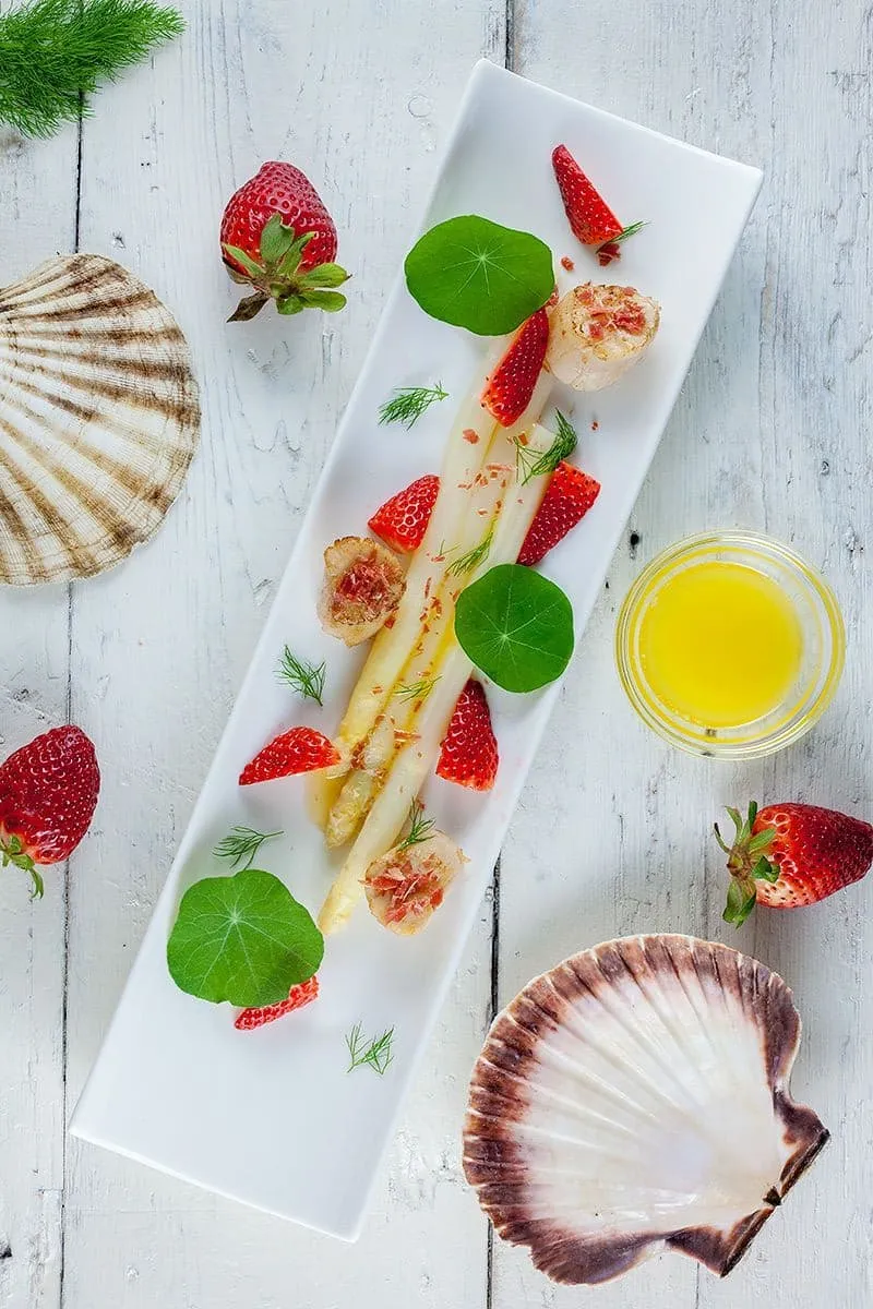 Scallops and asparagus strawberry salad