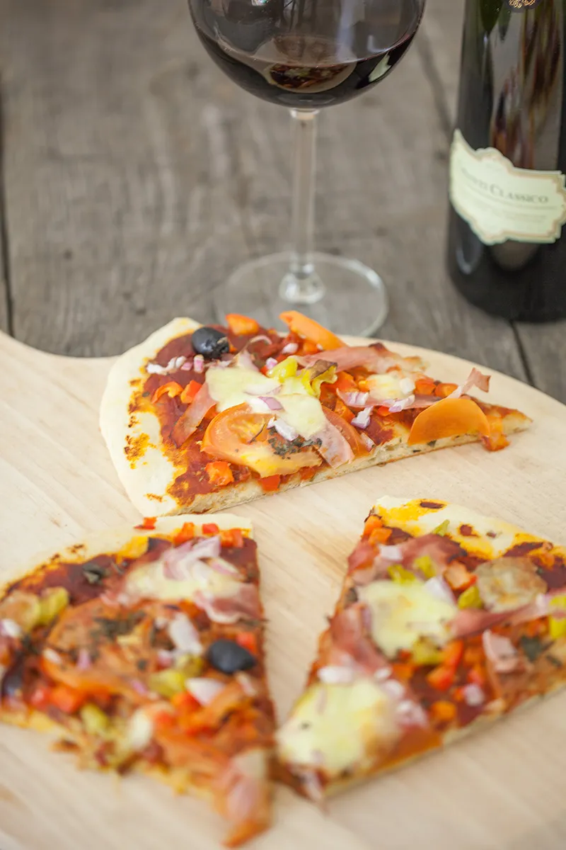 Pizza mozzarella with ham and peppers