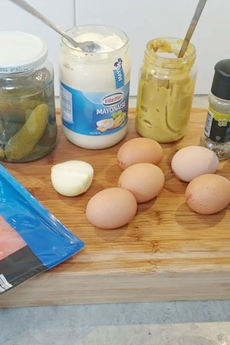 Salmon deviled eggs ingredients