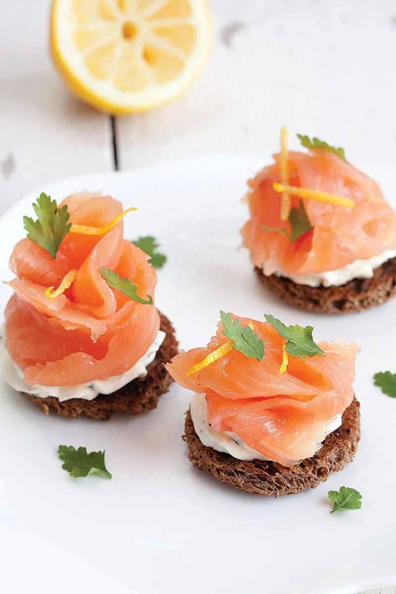 Smoked salmon and herby cream cheese toasts