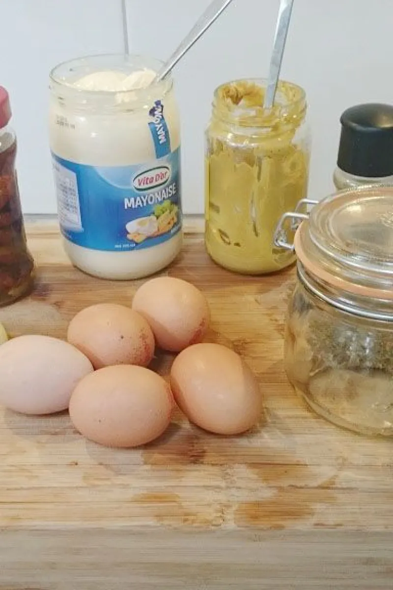 Sun-dried tomatoes deviled eggs