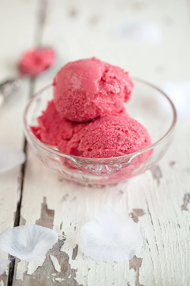 Raspberry frozen yoghurt