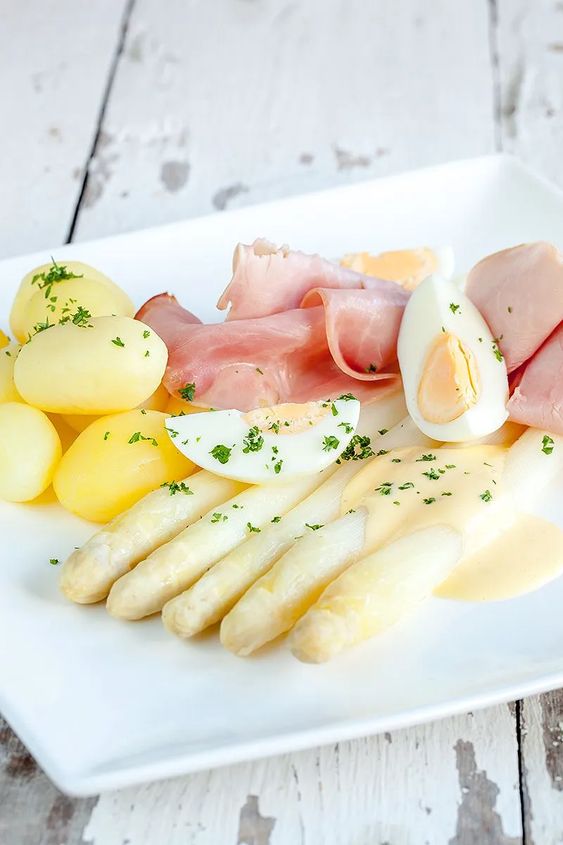 White asparagus and Hollandaise sauce