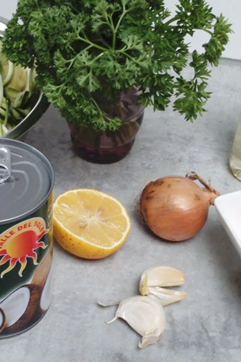 Courgette spaghetti with shrimp and coconut ingredients