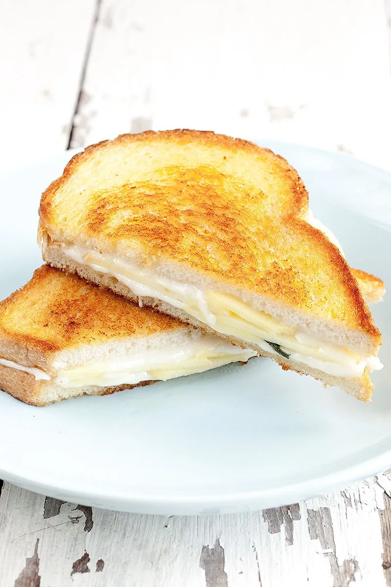 Goat's cheese with apple and sage toastie