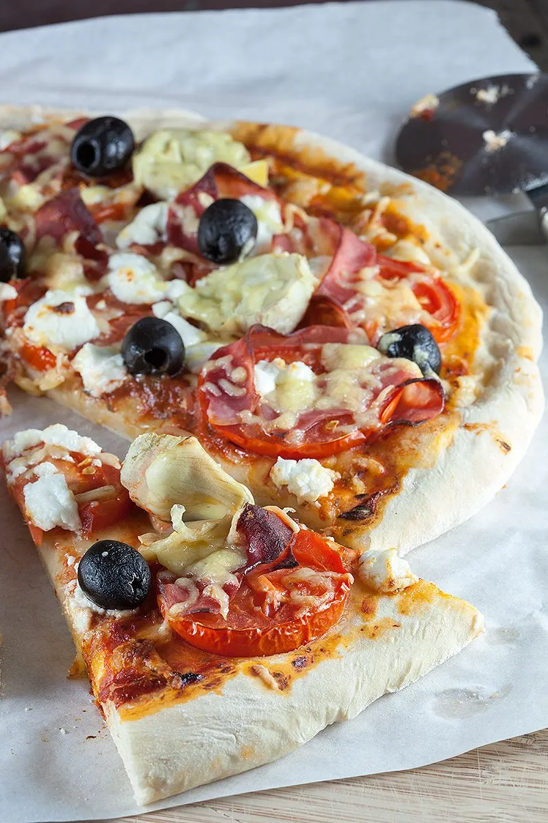 Goat cheese and tomato pizza