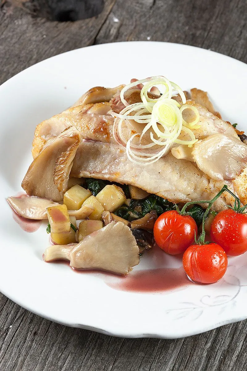 Red perch with spinach and mushrooms