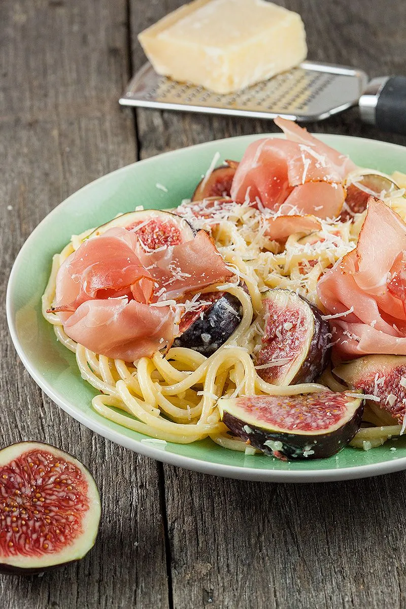 Figs and ham pasta