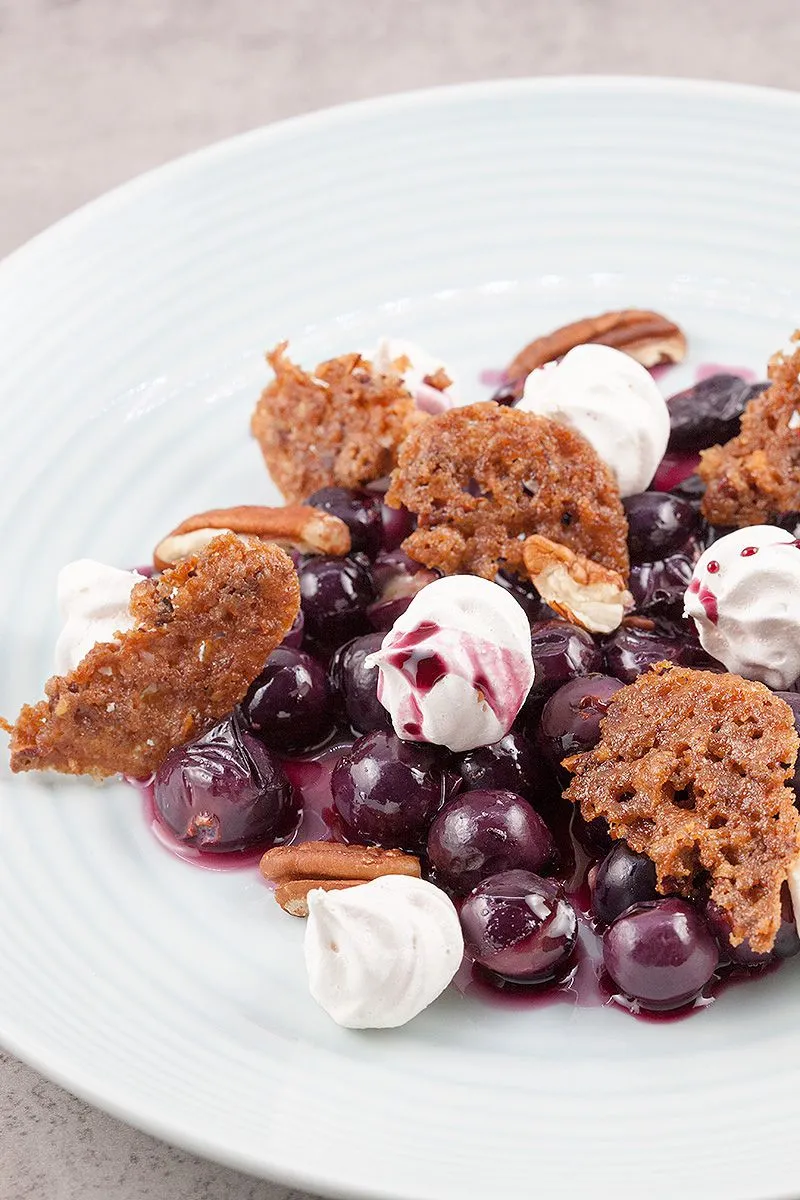 Sweet and sour warm grapes with mini meringues