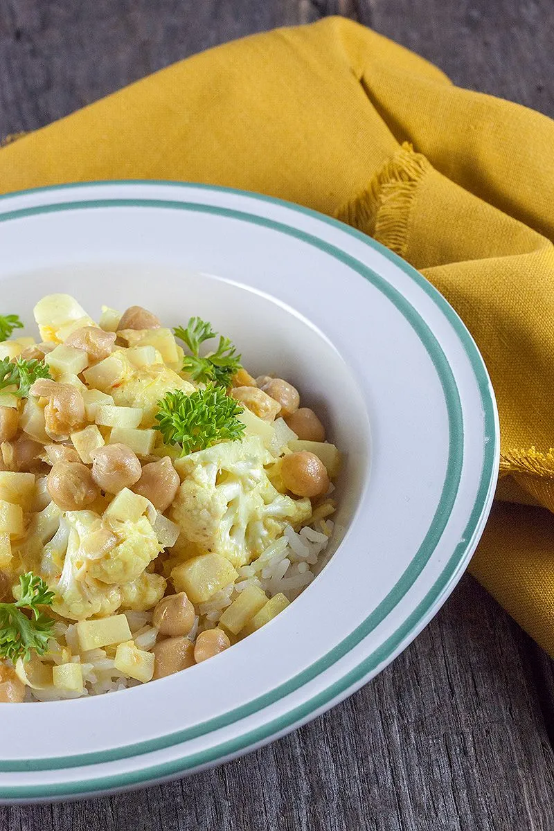 Spicy cauliflower and chickpeas curry