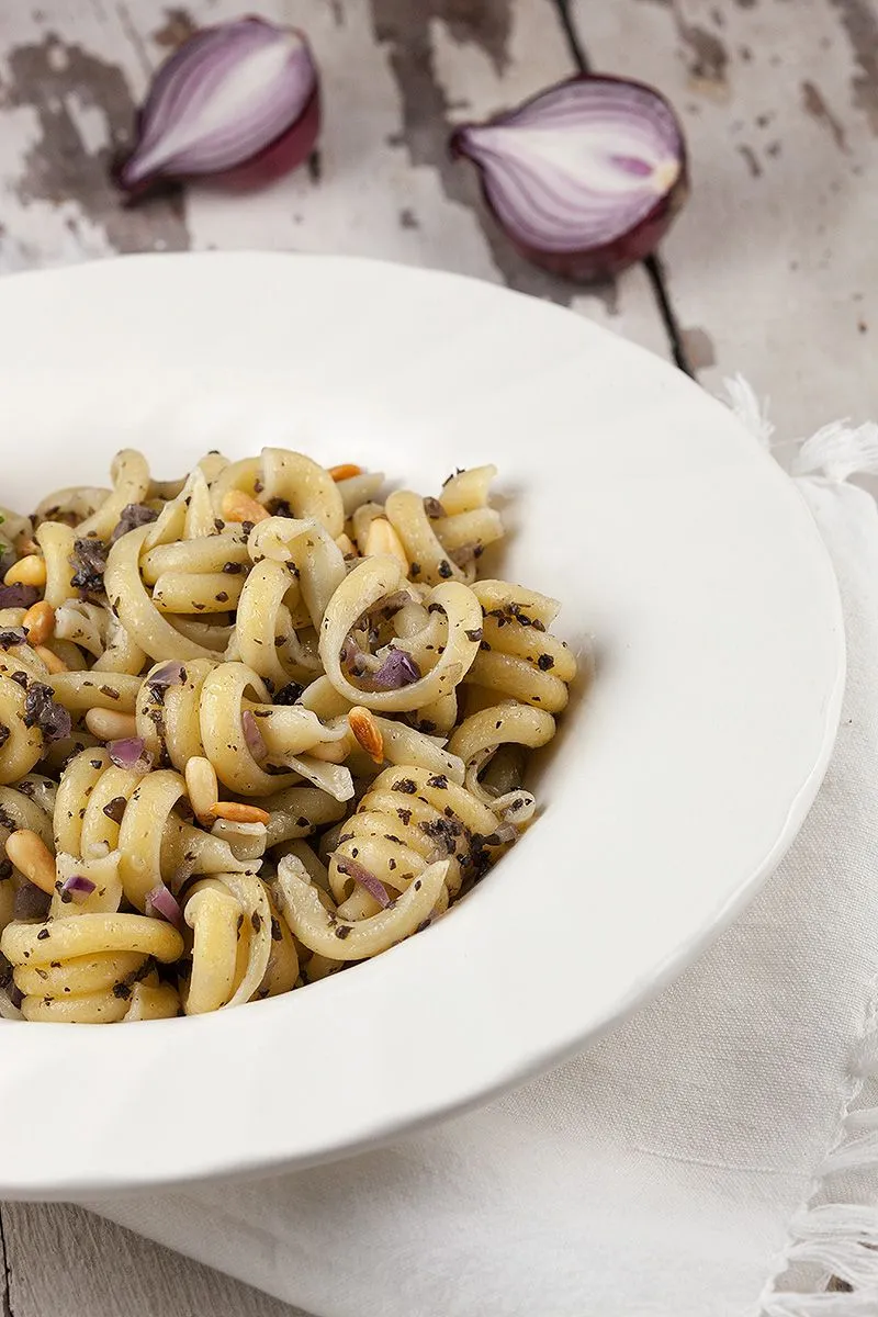 Pasta with truffle and red onion