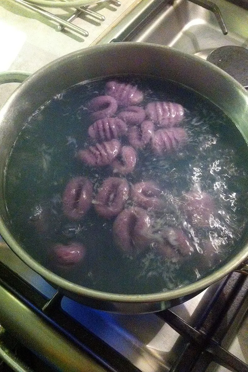Vitelotte gnocchi cooking in pan