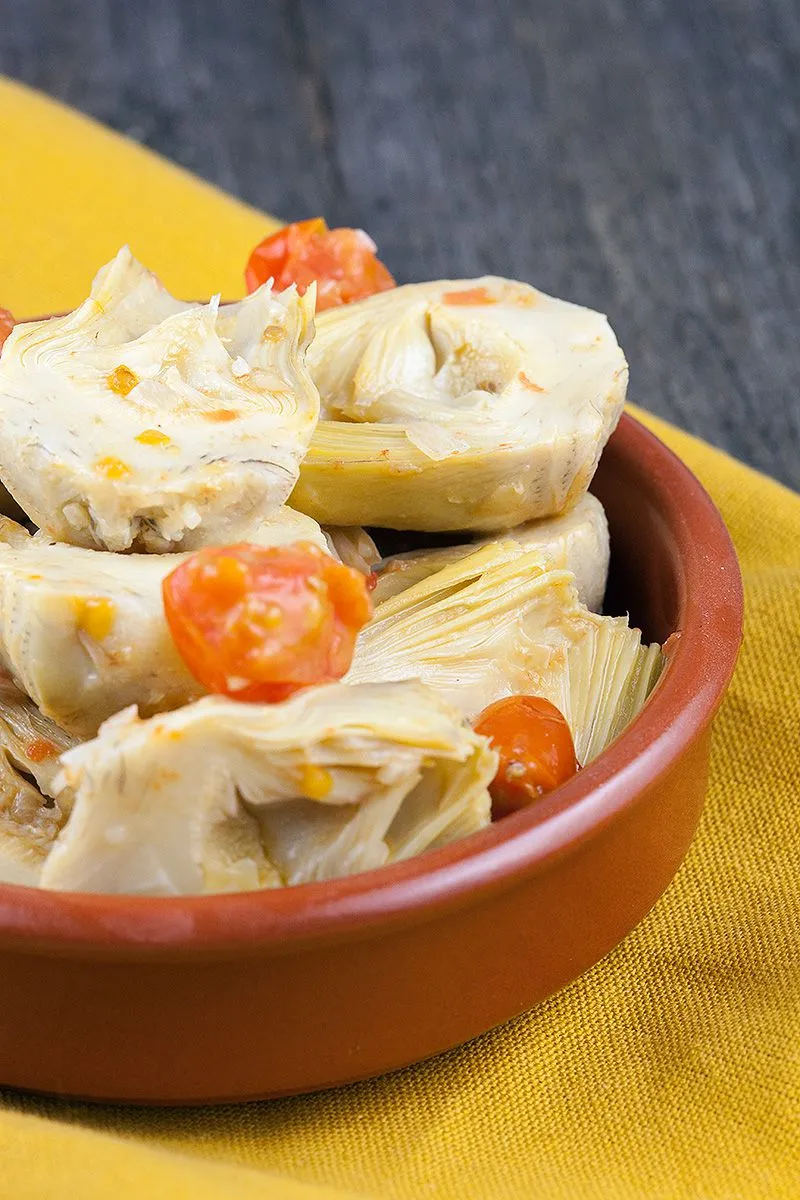 Artichoke hearts and tomato