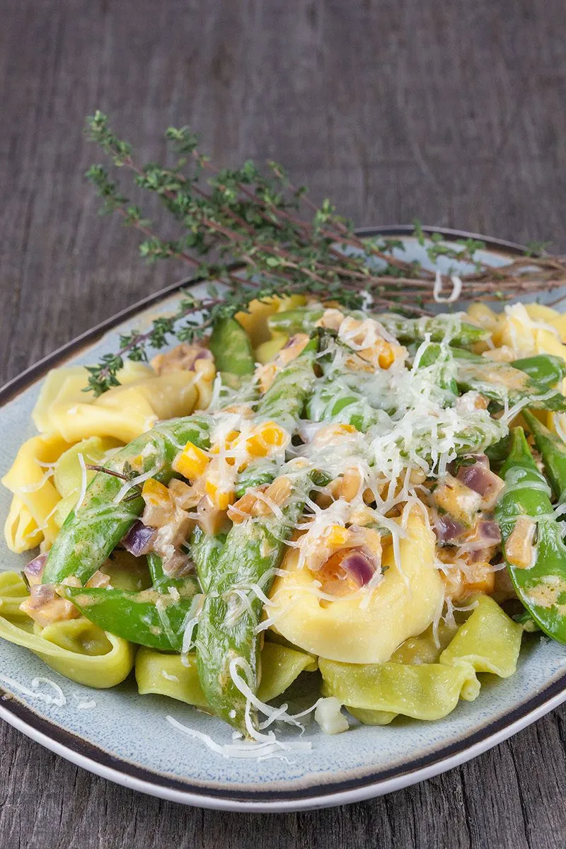 Tortellini bicolore with manchego and sugar snaps