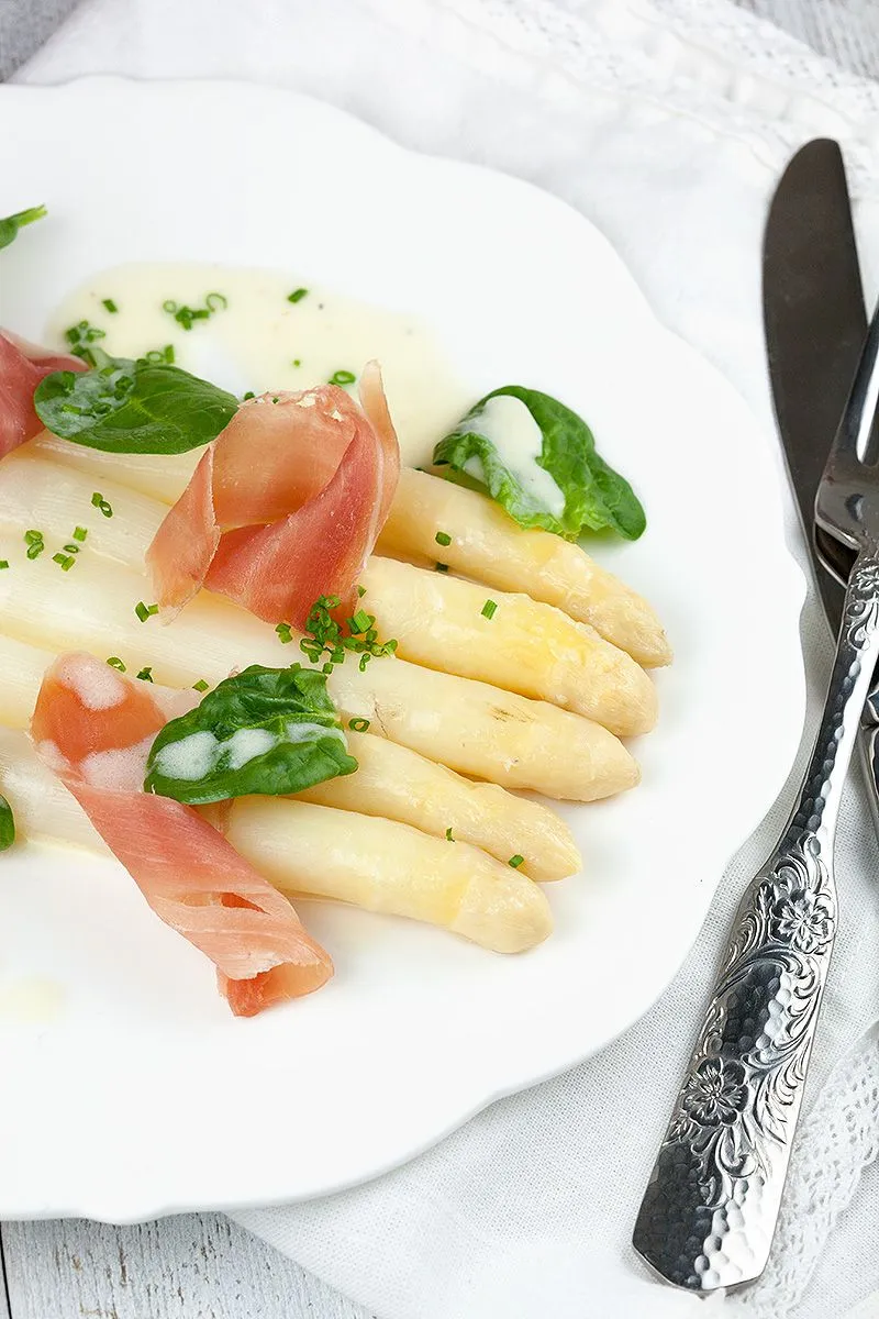 White asparagus and serrano ham