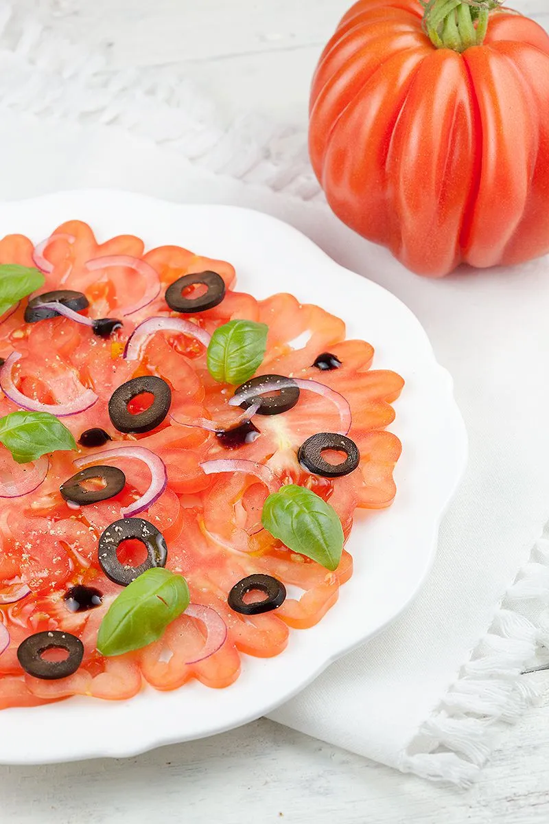 Coeur de boeuf tomato carpaccio with black olives