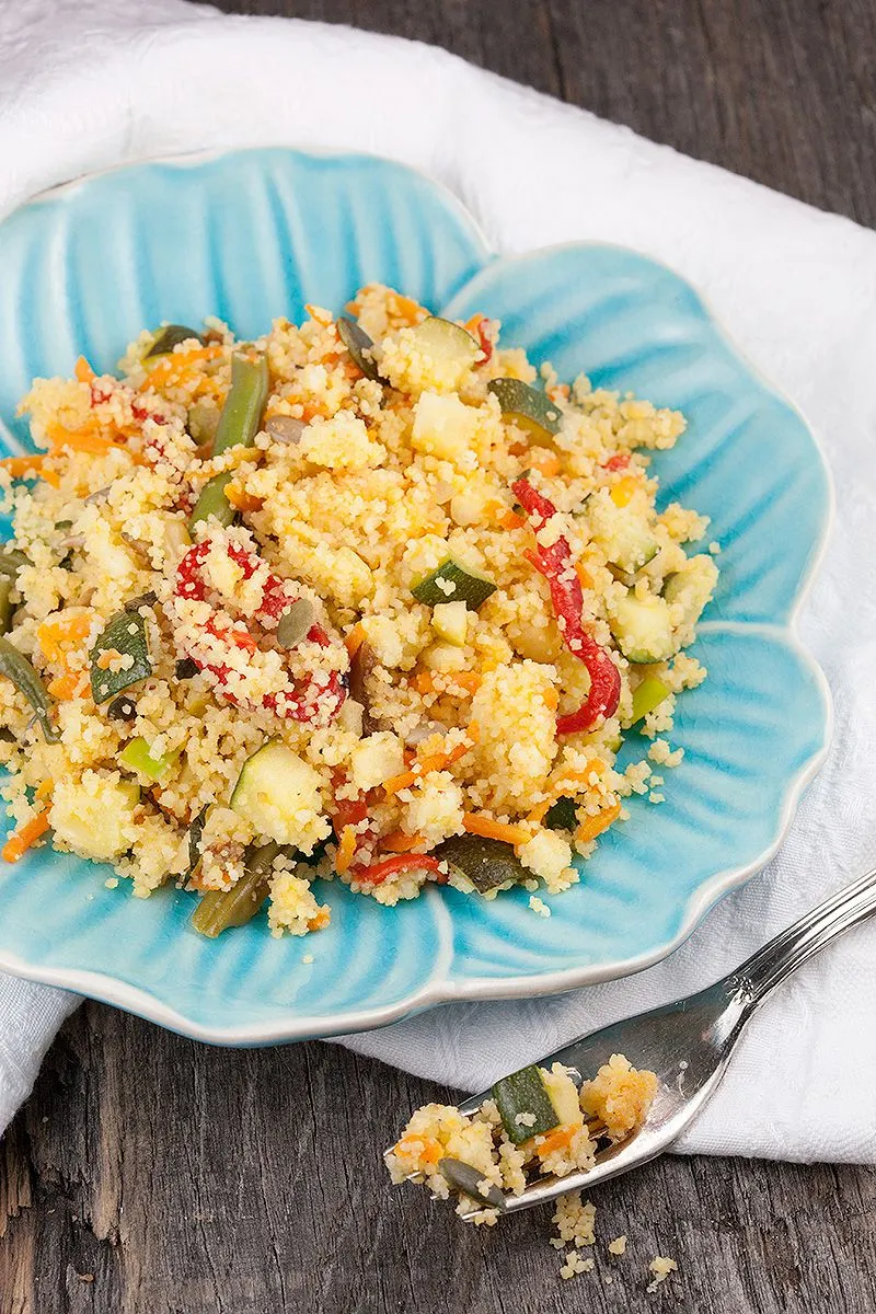 Vegetarian couscous with apple and green beans