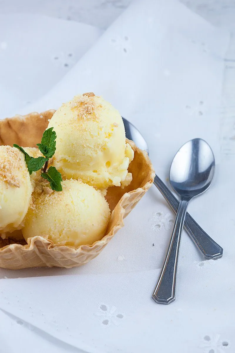 Mango frozen yoghurt