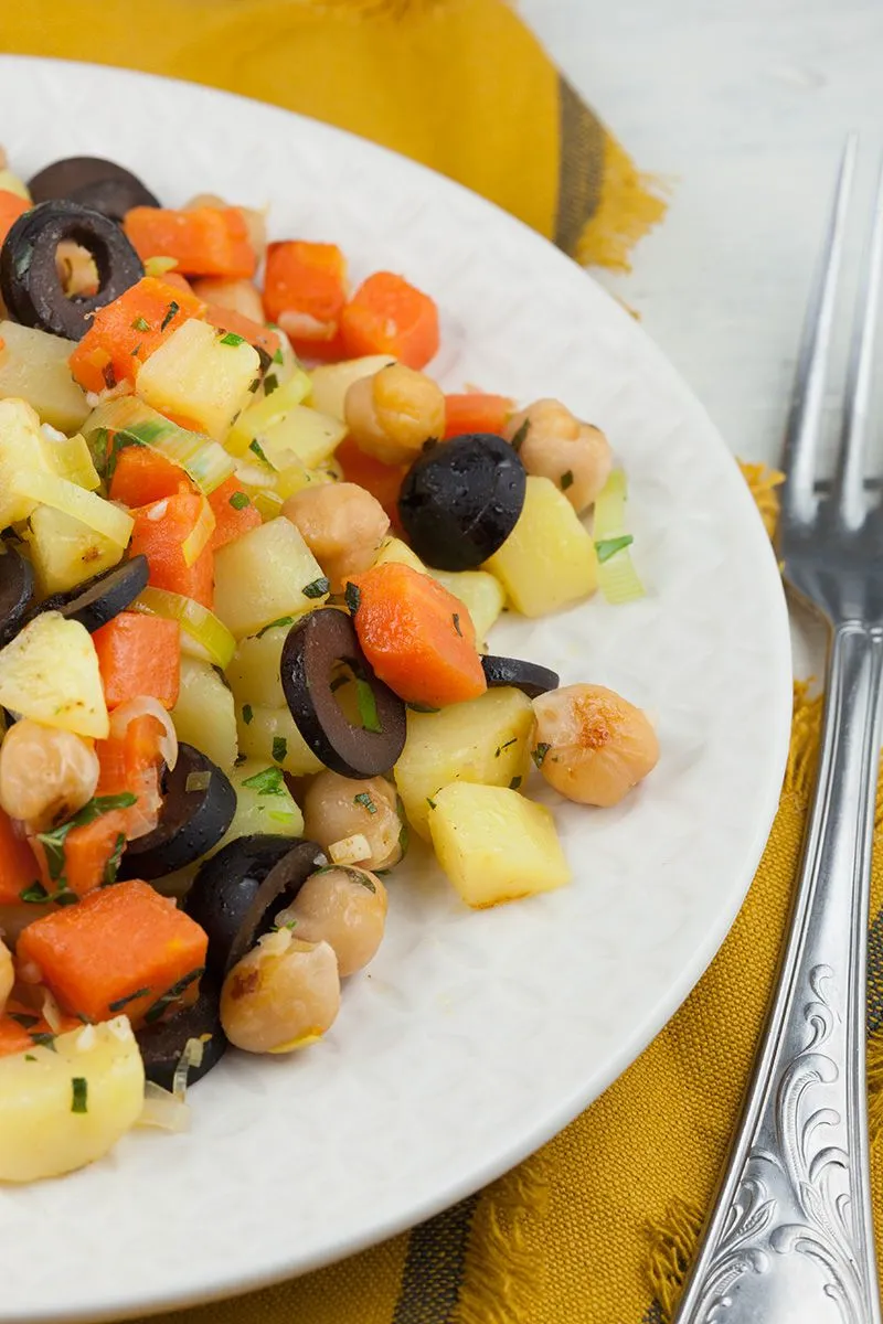 One-pot vegetarian chickpeas and veggies