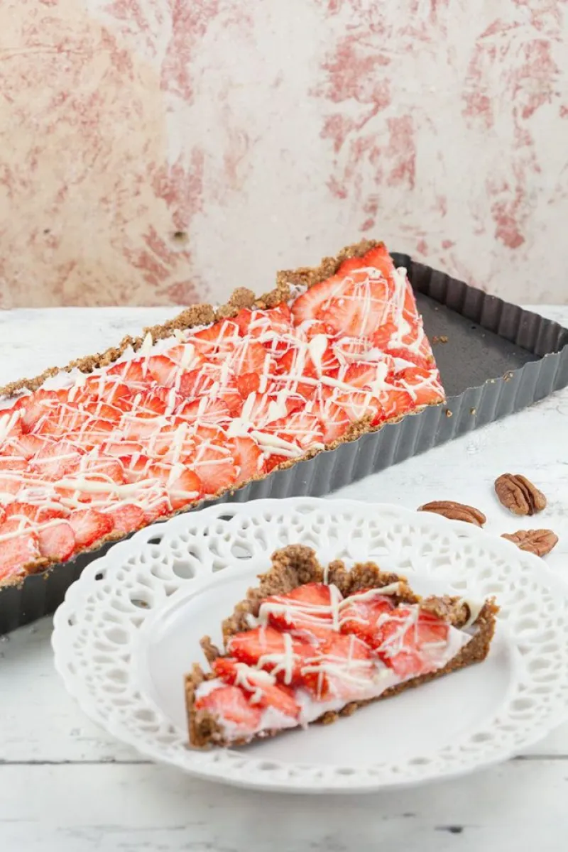 Strawberry-pecan pie