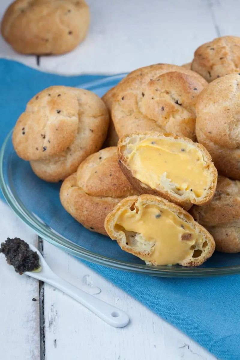 Cheesy truffle puffs
