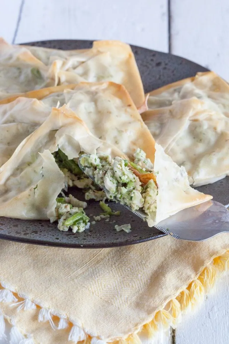 Filo pockets stuffed with turkey breast and radish pesto