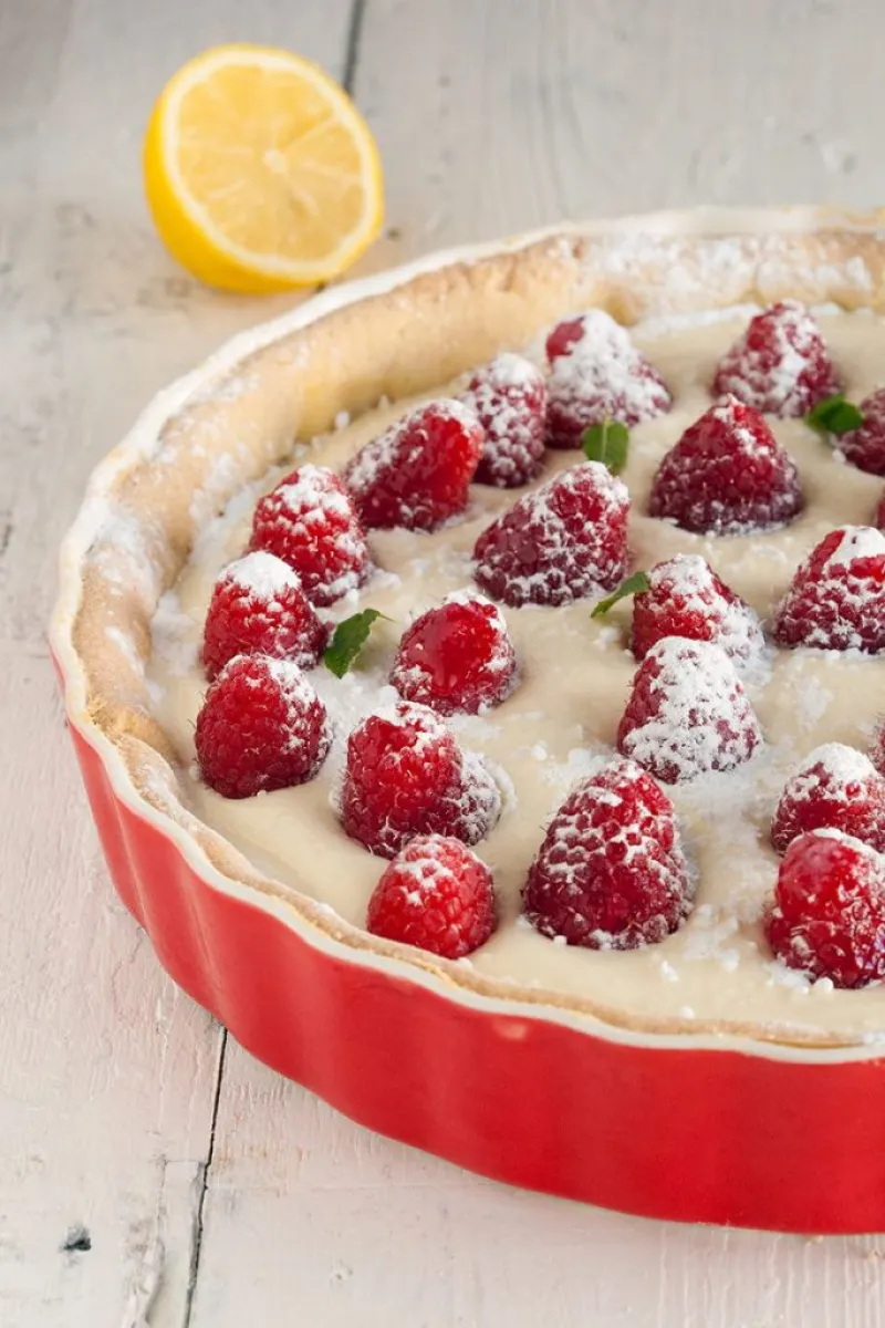 Raspberry mascarpone pie