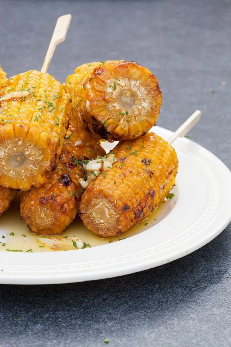 Barbecued corn on the cob with garlic butter