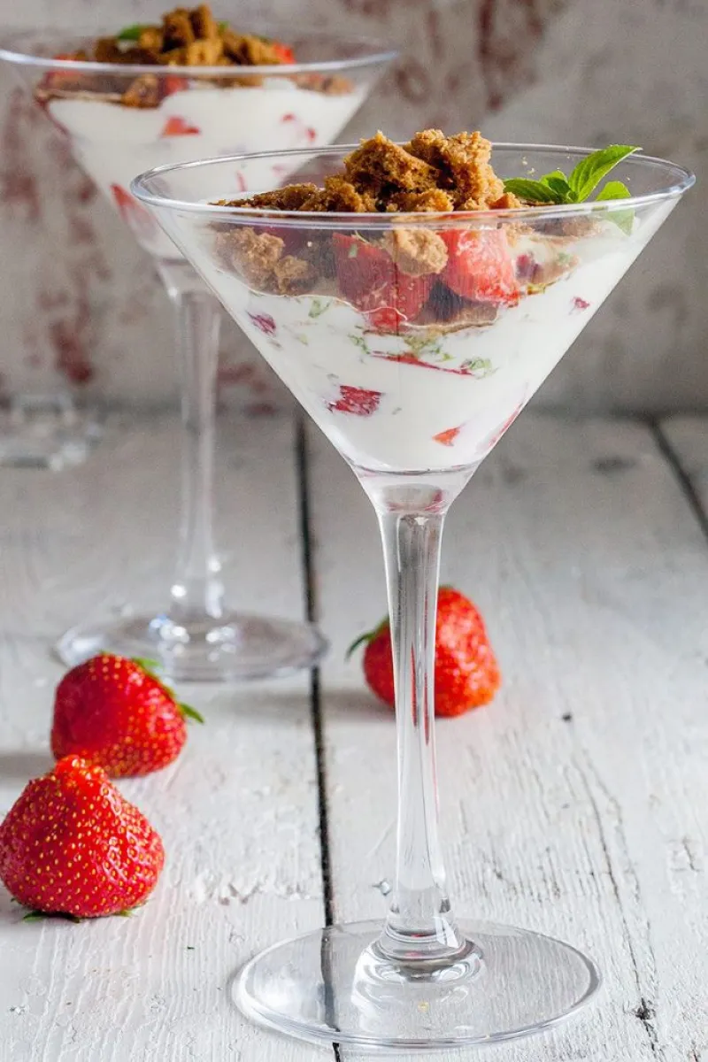 Quark, strawberry and coffee dessert