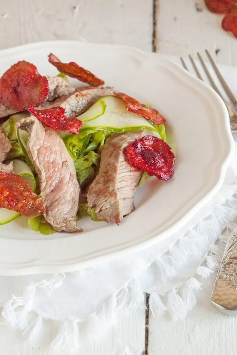 Steak and red beet chips salad