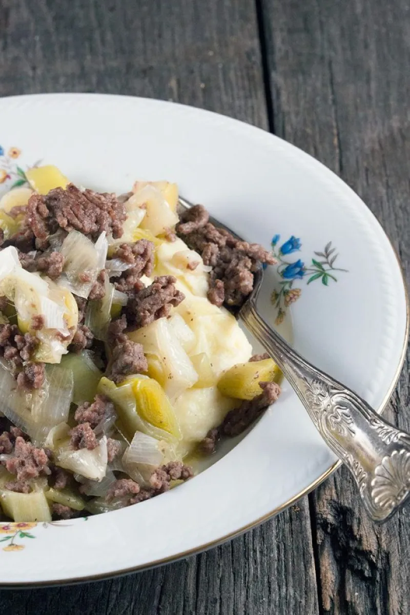Braised leeks and minced beef