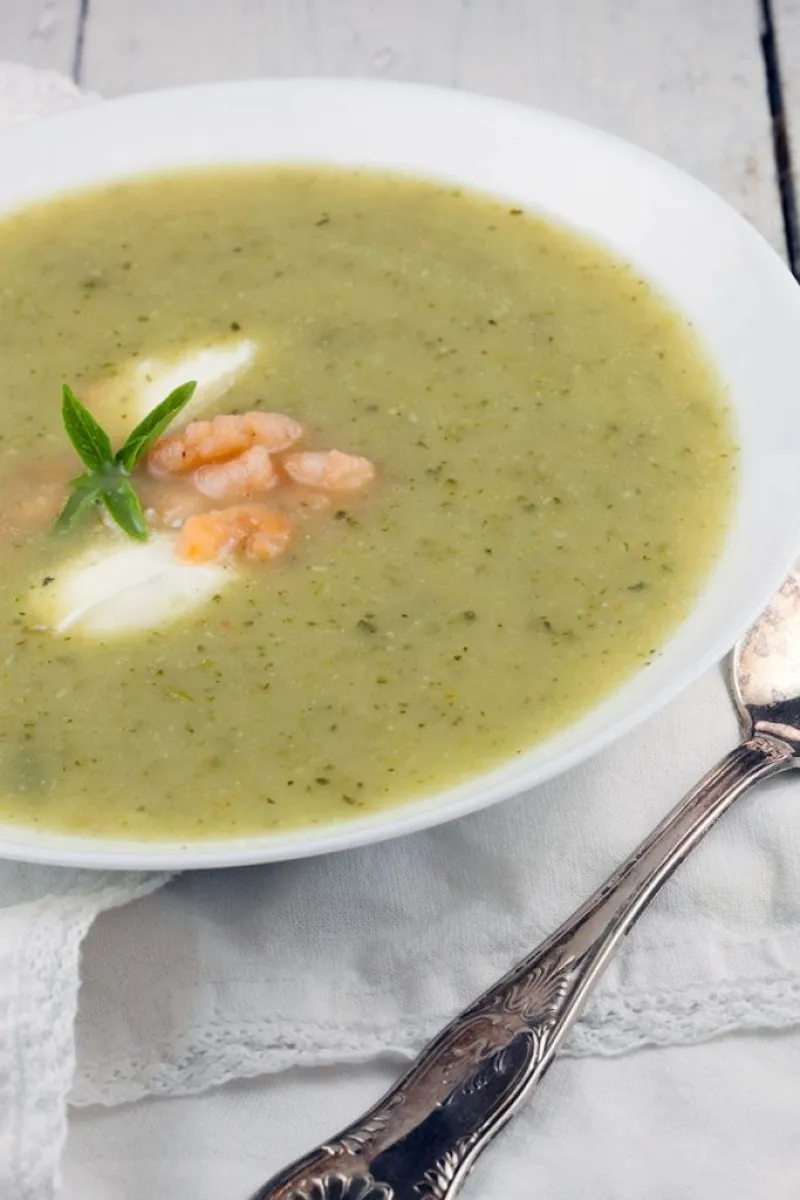 Easy zucchini soup with shrimps
