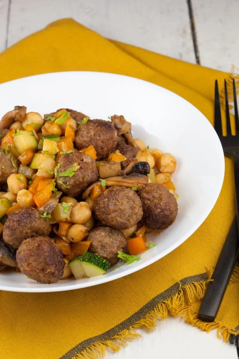 Pan-fried mini meatballs with chickpeas